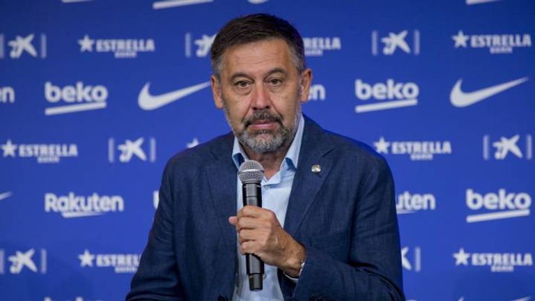 جوسيب ماريا بارتوميو رئيس برشلونة ليونيل ميسي قائد برشلونة