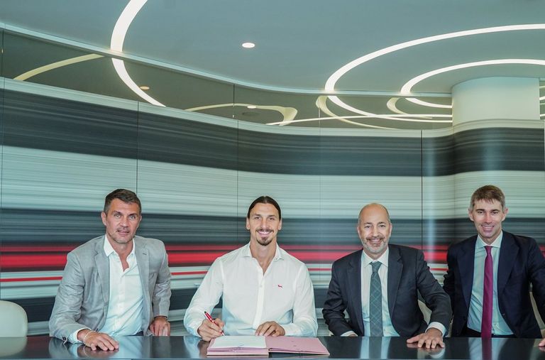 السلطان إبراهيموفيتش يوقع عقده الجديد مع ميلان زلاتان إبراهيموفيتش مهاجم ميلان المخضرم