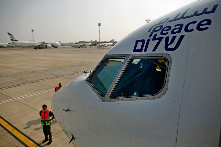 استعدادات لانطلاق الطائرة