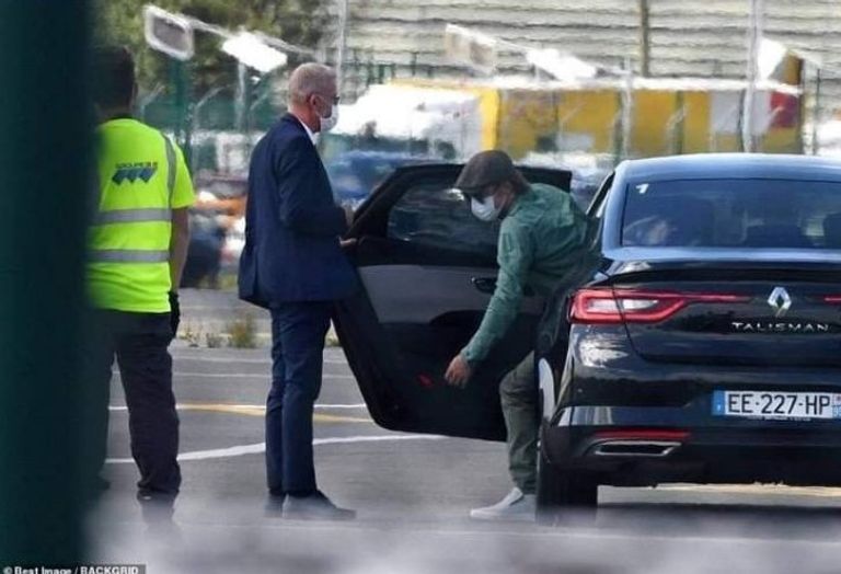 براد بيت وصديقته في المطار