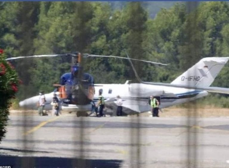 براد بيت وصديقته في المطار