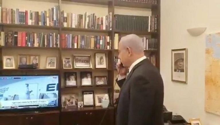 رئيس الوزراء الإسرائيلي بنيامين نتنياهو خلال اتصاله بالوفد الإسرائيلي