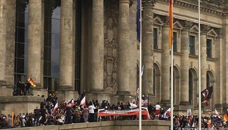 عناصر من اليمين المتطرف خلال محاولتهم اقتحام البرلمان - أرشيفية
