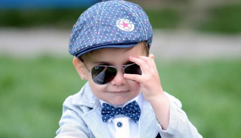 طفل يرتدي نظارة شمسية