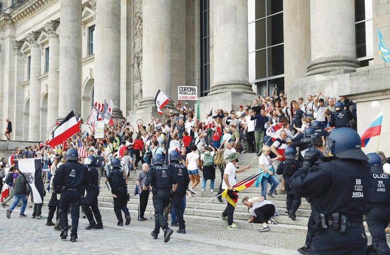 احتجاج ضد القيود المفروضة للحد من انتشار كورونا في ألمانيا
