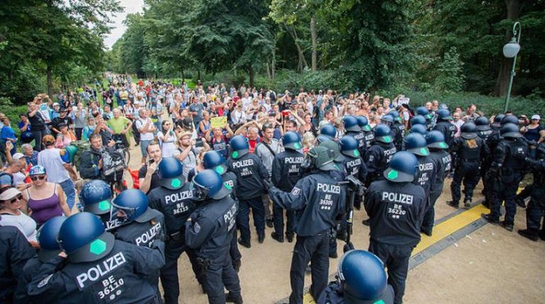احتجاج ضد القيود المفروضة للحد من انتشار كورونا في ألمانيا
