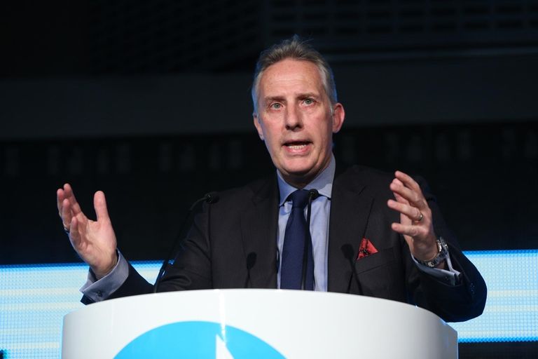 النائب البريطاني إيان بيزلي مقر جمعية الإغاثة الإسلامية