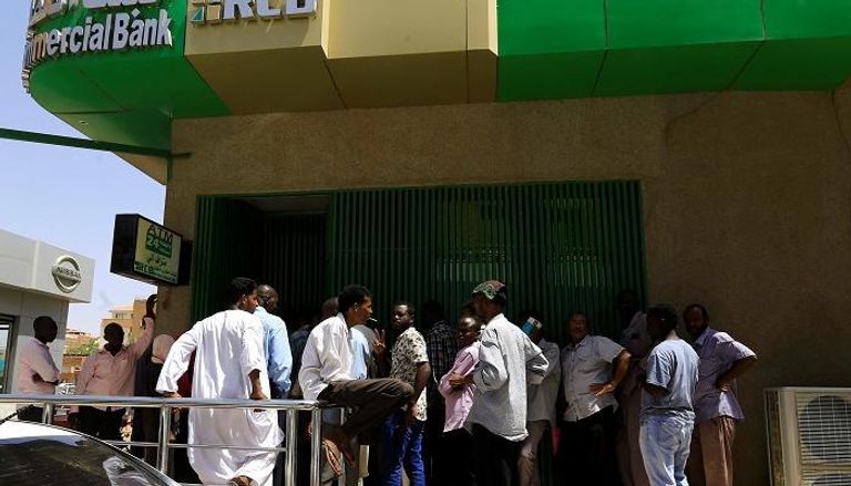 زحام أمام ماكينة صراف آلي في السودان
