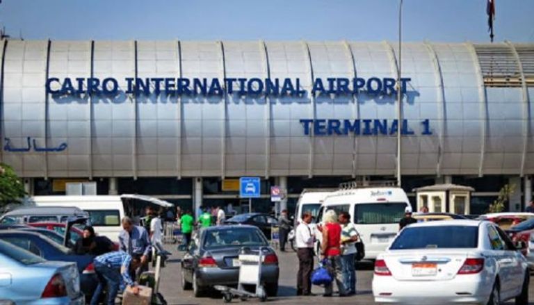 حافلة ركاب مصر للطيران داخل أرض المطار