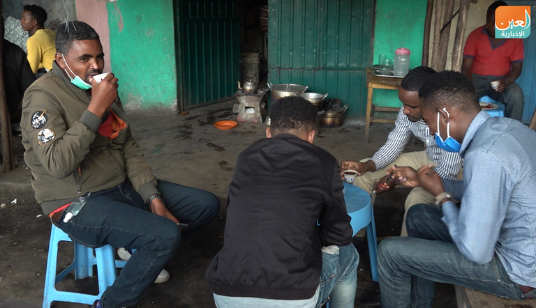 شاي "هيتاتوكي" يتم تقديمه مع الذرة الشامية والفول السوداني المحمص