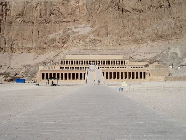 معبد حتشبسوت أفضل الأماكن السياحية في الأقصر