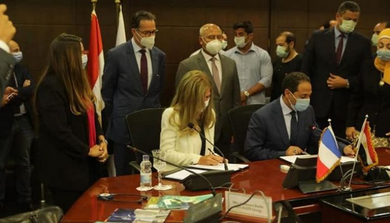 جانب من توقيع العقد بين الهيئة القومية للأنفاق المصرية والشركة الفرنسية