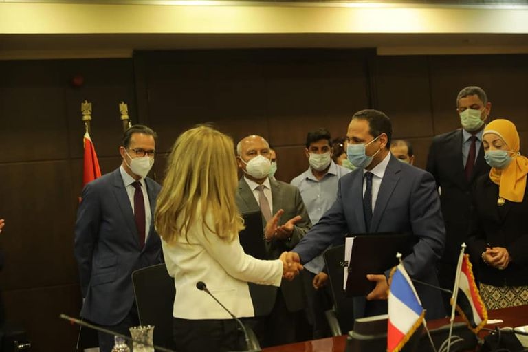 جانب من توقيع العقد بين الهيئة القومية للأنفاق المصرية والشركة الفرنسية