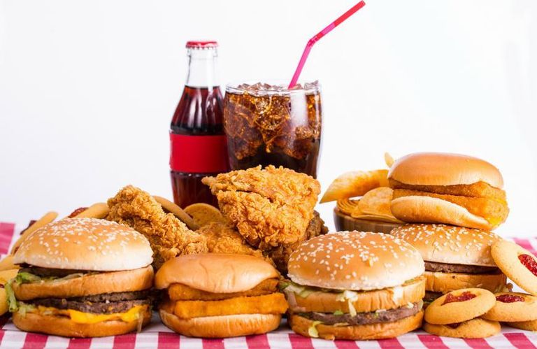المشروبات الغازية والبرجر من الإغذية الصناعية الضارة بالصحة - تعبيرية
