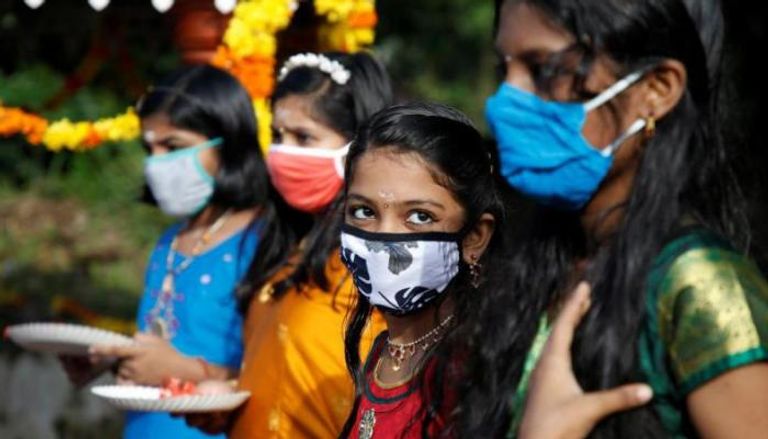 فتيات هنديات يرتدين الكمامة للوقاية من فيروس كورونا