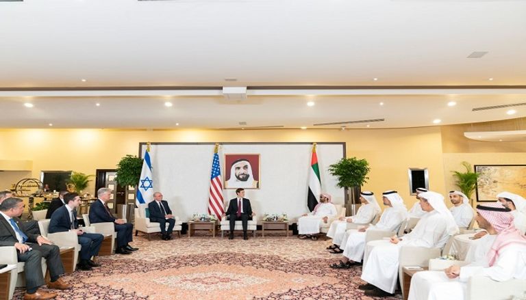 الشيخ طحنون بن زايد آل نهيان خلال استقبال الوفد الأمريكي الإسرائيلي