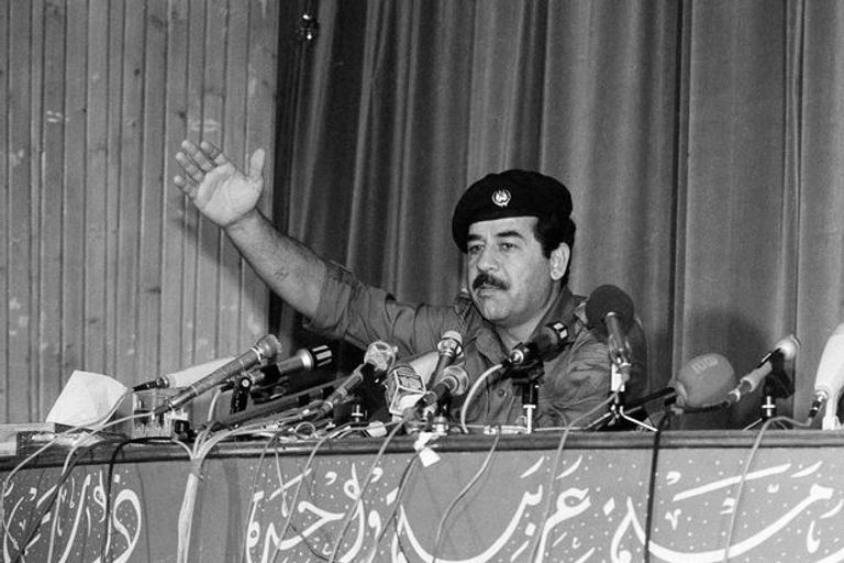 الأكاديمي كنعان مكية يفحص السجلات ببغداد- نوفمبر 2003