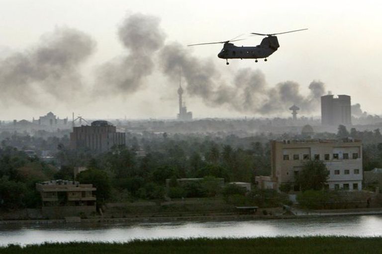 الأكاديمي كنعان مكية يفحص السجلات ببغداد- نوفمبر 2003