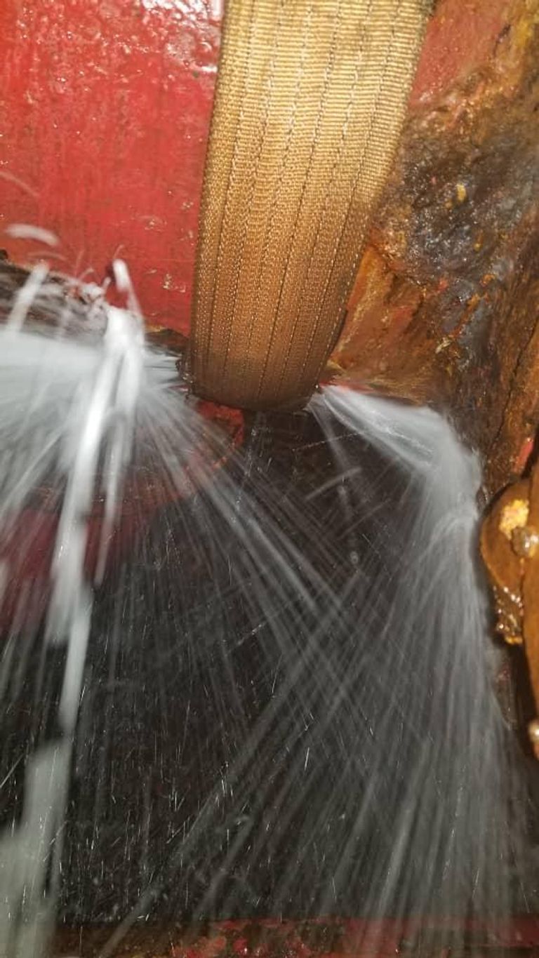 بدء تسرب المياة في ناقلة النفط "صافر" العائمة في ميناء رأس عيسى الناقلة صافر - أرشيفية