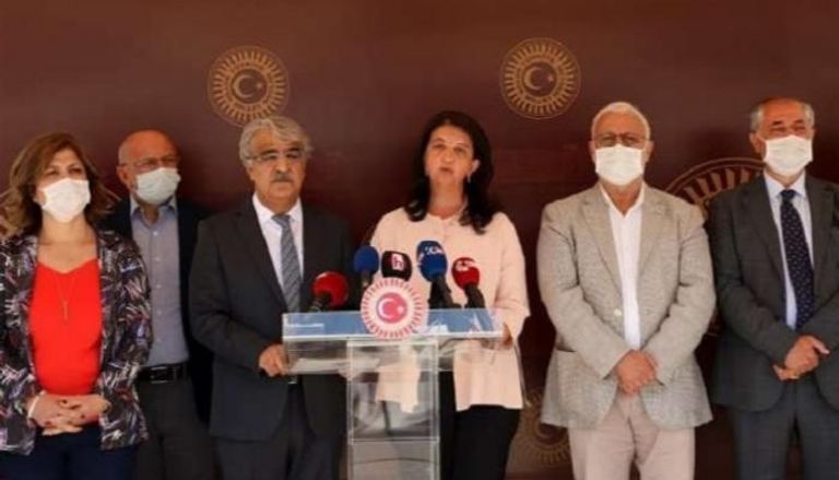 جانب من المؤتمر الصحفي لقادة حزب الشعوب الديمقراطي الكردي المعارض 