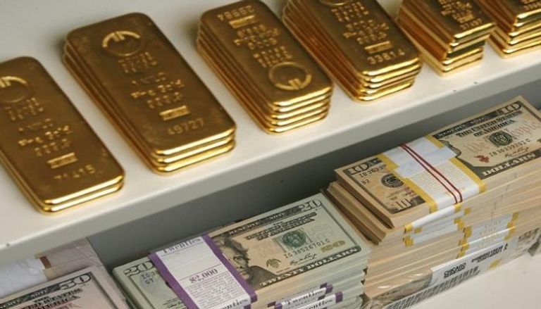 الذهب يواصل الهبوط مع ارتفاع الدولار