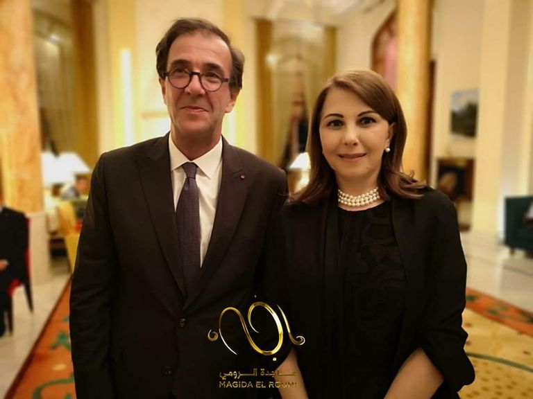 ماكرون يعانق ماجدة الرومي