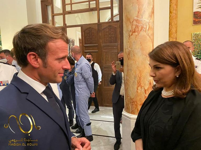 ماكرون يعانق ماجدة الرومي
