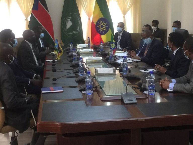 وفد جنوب السودان مع وزير الخارجية الإثيوبي
