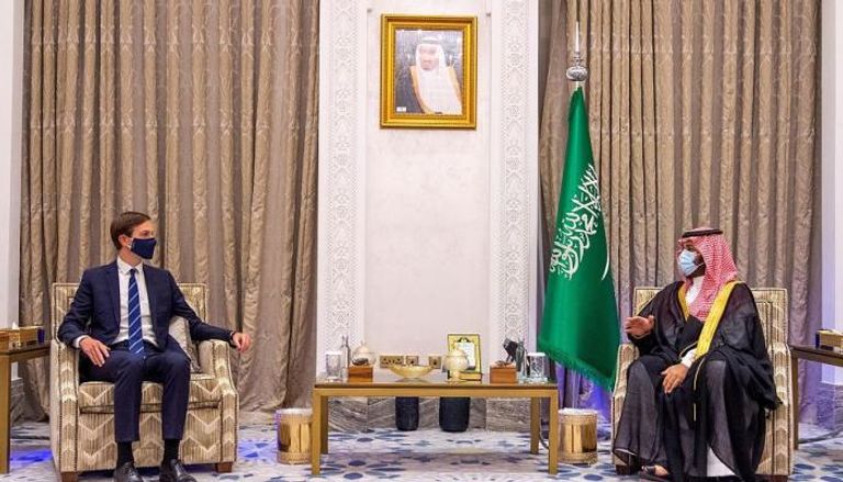جانب من لقاء ولي العهد السعودي وكبير مستشاري الرئيس الأمريكي 