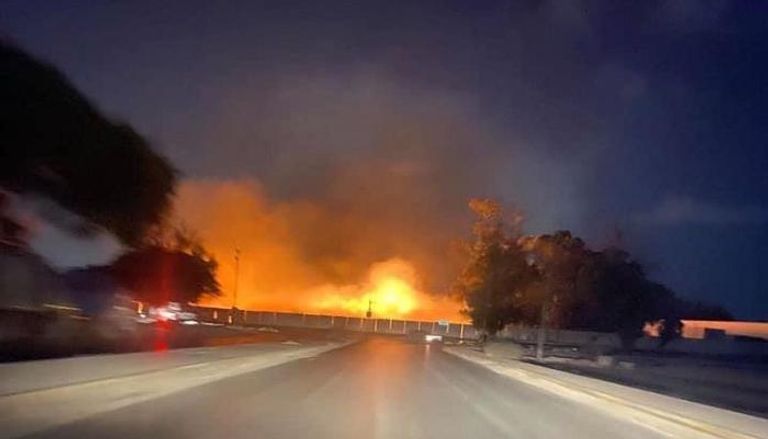 آثار اشتعال النيران في مصنع التبغ غربي طرابلس