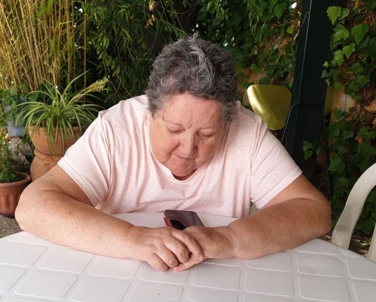 خوان سوبرينو أثناء قراءته لأحد المسنين عبر الهاتف