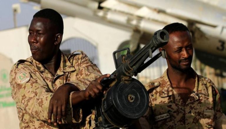 جنود يتمركزون أمام مقر قيادة الجيش السوداني