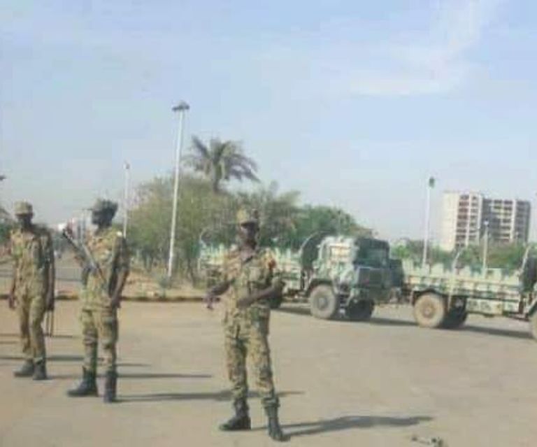 جنود يتمركزون أمام مقر قيادة الجيش السوداني