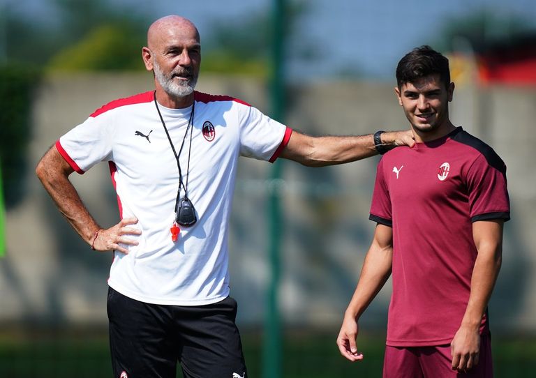 براهيم دياز مع ستيفانو بيولي مدرب ميلان براهيم دياز لاعب ميلان الجديد