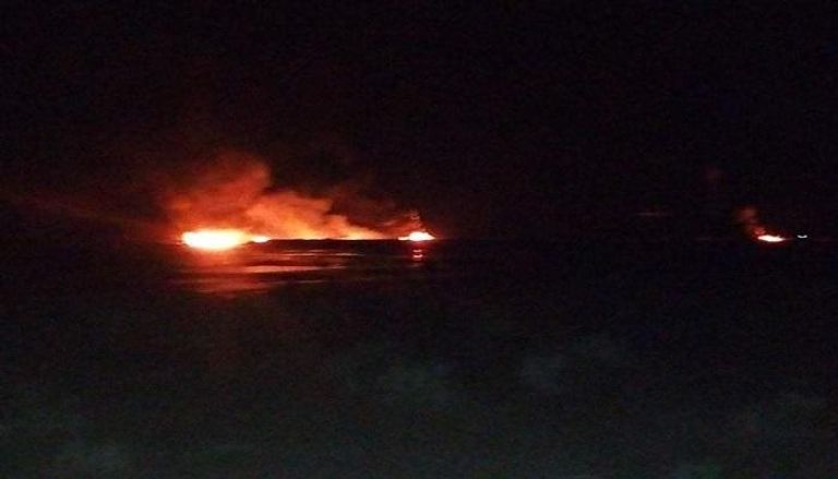 جانب من الحريق بأنبوبين لنقل النفط بالجزائرية