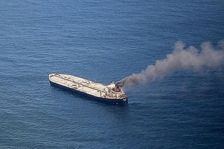 الحريق لا يزال مشتعلا على متن الناقلة نيو دايموند حريق على متن الناقلة نيو دايموند