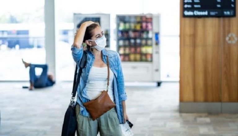 فتاة عالقة في المطار بسبب الحظر