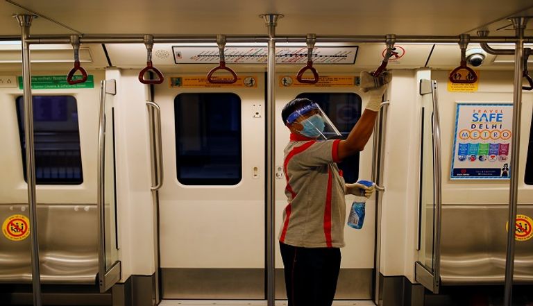 شخص يخضع لفحص كورونا في الصين