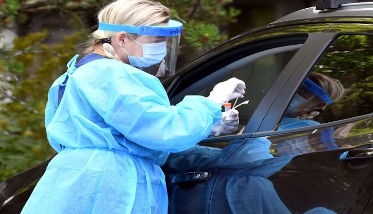 شخص يخضع لفحص كورونا في الصين