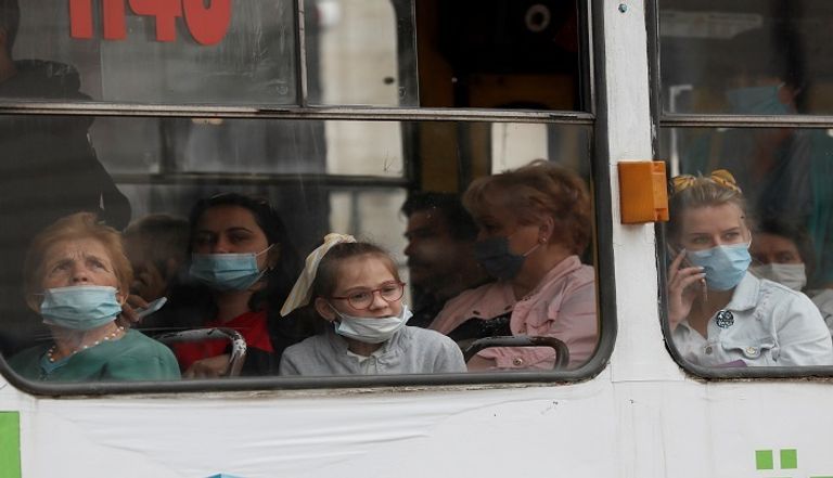 شخص يخضع لفحص كورونا في الصين