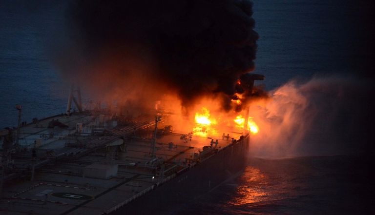 حريق بناقلة نفط عملاقة قبالة سريلانكا