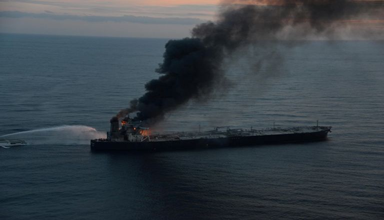 حريق بناقلة نفط عملاقة قبالة سريلانكا