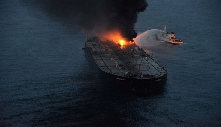 حريق بناقلة نفط عملاقة قبالة سريلانكا