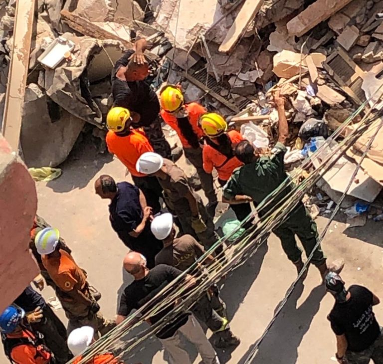 عمال الإنقاذ ينقبون وسط أنقاض مبنى منهار في بيروت