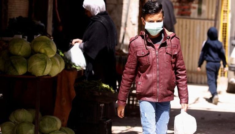 شخص يخضع لفحص كورونا في الصين