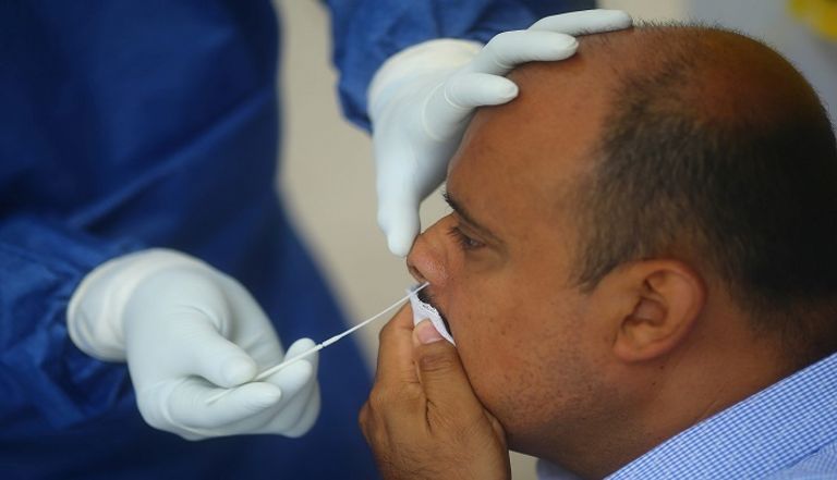 شخص يخضع لفحص كورونا في الصين