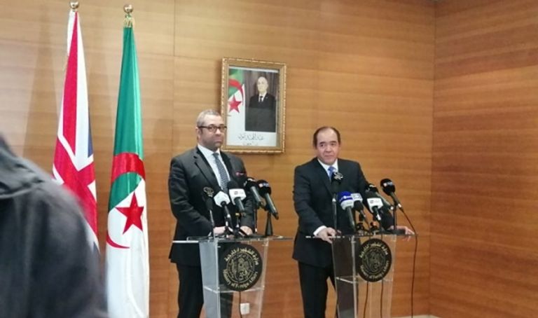 وزير الخارجية الجزائري مع كاتب الدول البريطاني للشؤون الخارجية مراسم التوقيع على إنشاء مدرسة بريطانية بالجزائر