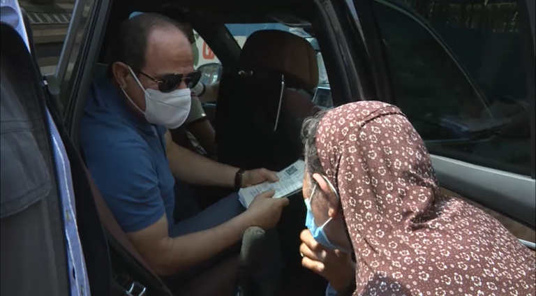 السيسي يستمع إلى طلب السيدة العجوز