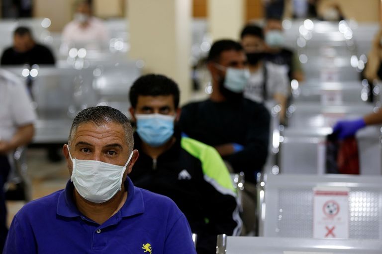 رجل يرتدي كمامة للوقاية من فيروس كورونا