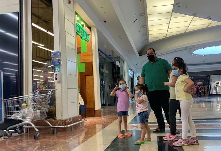 رجل يرتدي كمامة للوقاية من فيروس كورونا